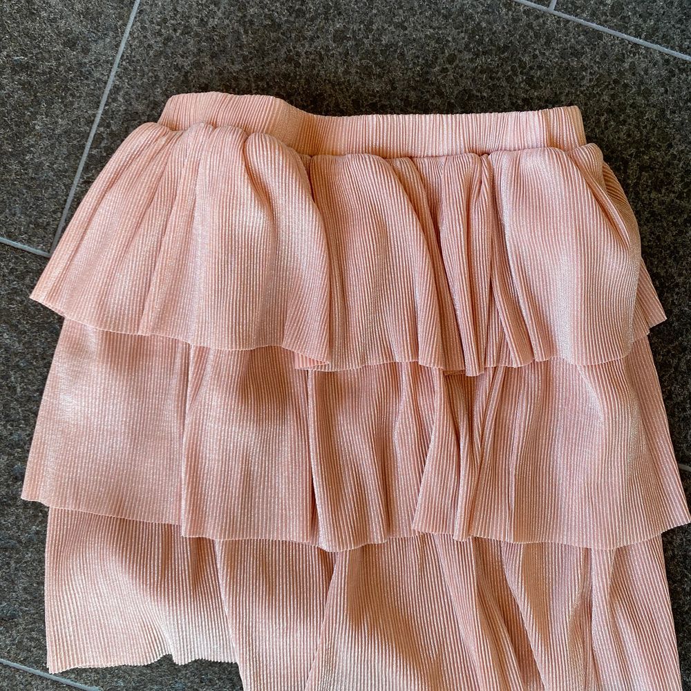 En jätte fin kort kjol i tre lager, lite glittrig/skimrig i tyget. Köpt för 399 kr från NA-KD . Kjolar.