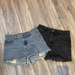 Shorts  - Två stycken jätte snygga shorts som jag säljer pga att dom blivit för stora för mig 