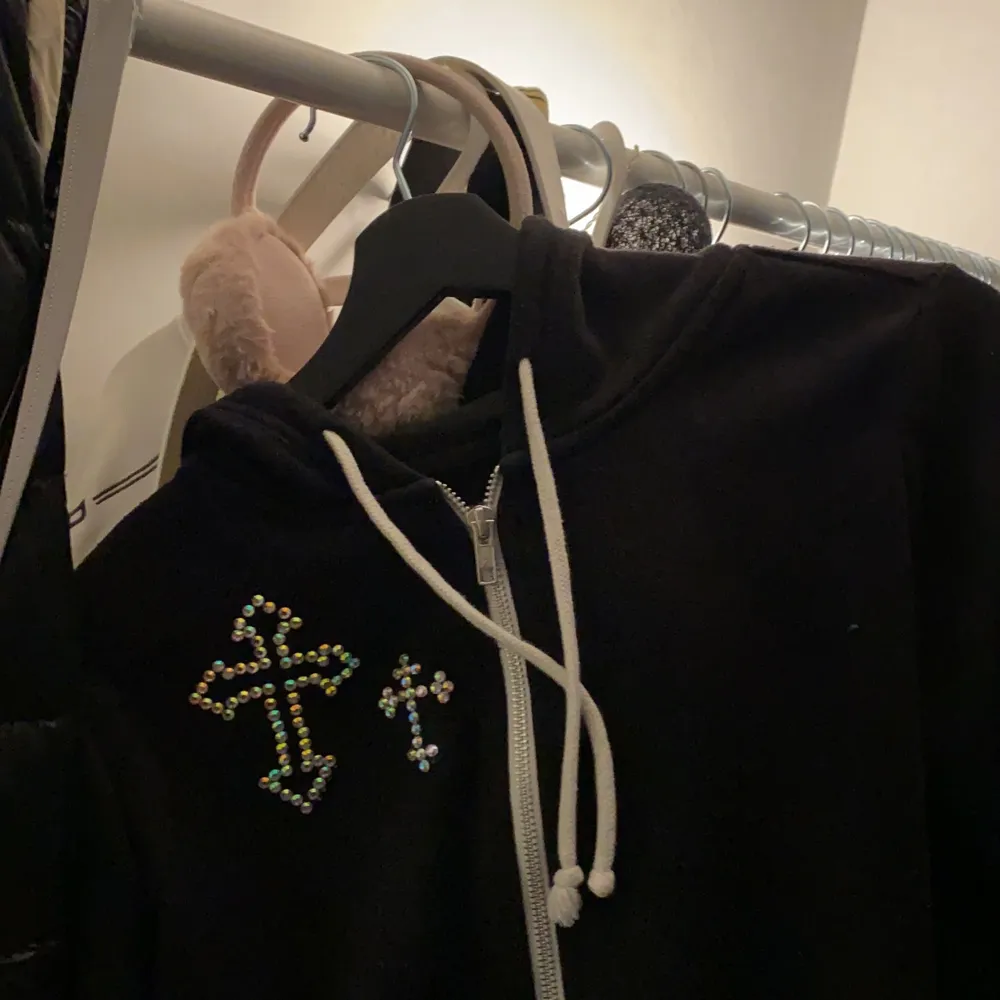 Cyber y2k zip hoodie med kors i rhinestones, skiiitsnygg och skön, kommer dock tyvärr inte tillanvändning längre :/🧊. Hoodies.