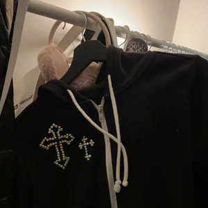 Cyber y2k svart ziphoodie med rhinestones - Cyber y2k zip hoodie med kors i rhinestones, skiiitsnygg och skön, kommer dock tyvärr inte tillanvändning längre :/🧊