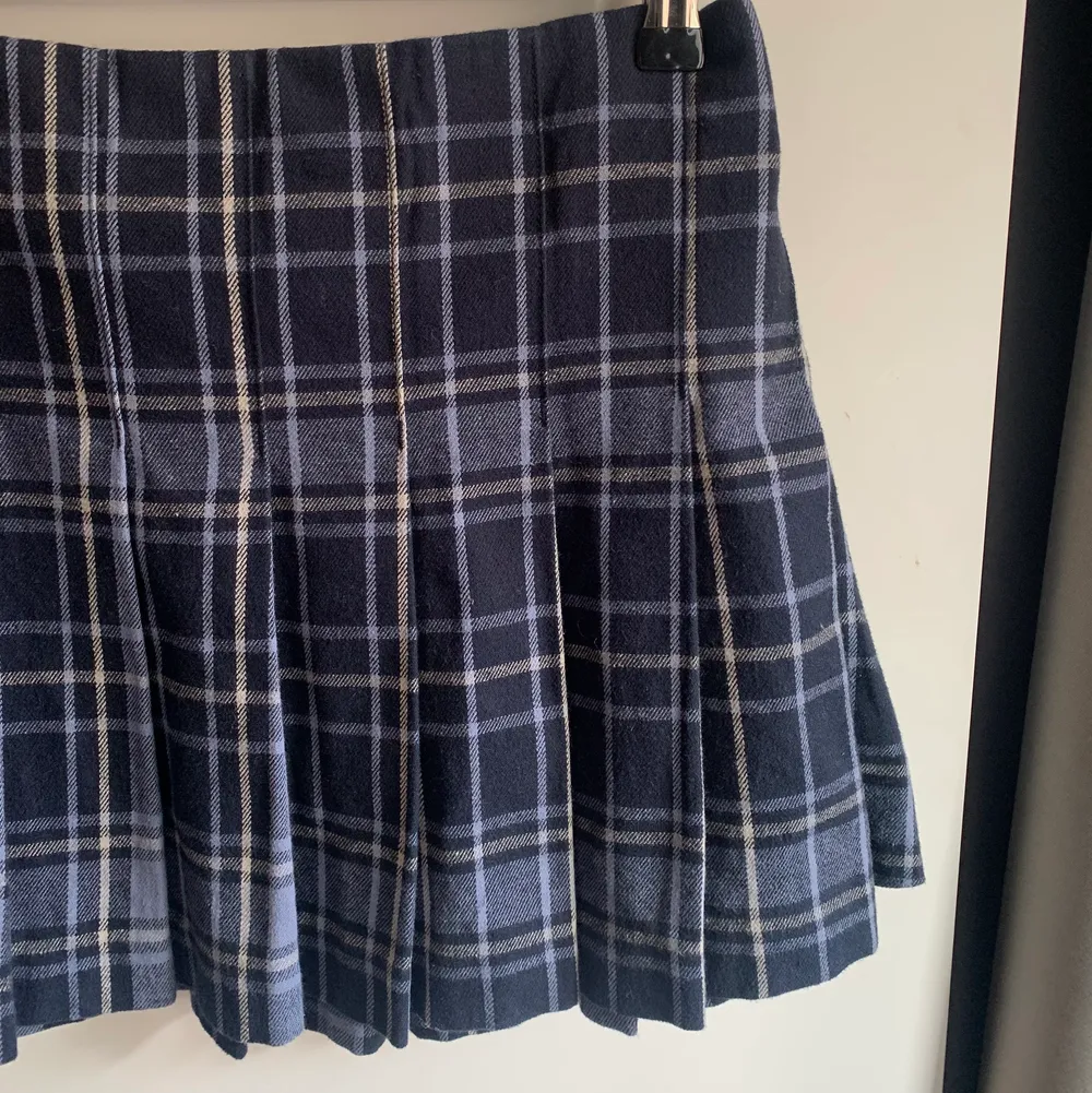 Säljer denna kjol ifrån weekday! Använd endast ett fåtal gånger❣️ Storlek 38 men passar även 34-36 med ett skärp eller när man viker in en gång!! Kontakta mig för fler bilder;). Kjolar.