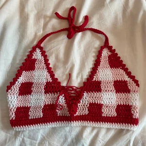 Virkad topp - Jättesöt virkad topp i färgerna vit röd och rosa. Passar perfekt till sommaren!! Passar mest xs s och m!!💕💕💕 