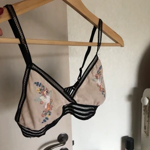 Bralette - Säljer en ljusrosa bralette med find broderi på från Cubus i stl S! Jag säljer den för 25kr +frakt💞💞
