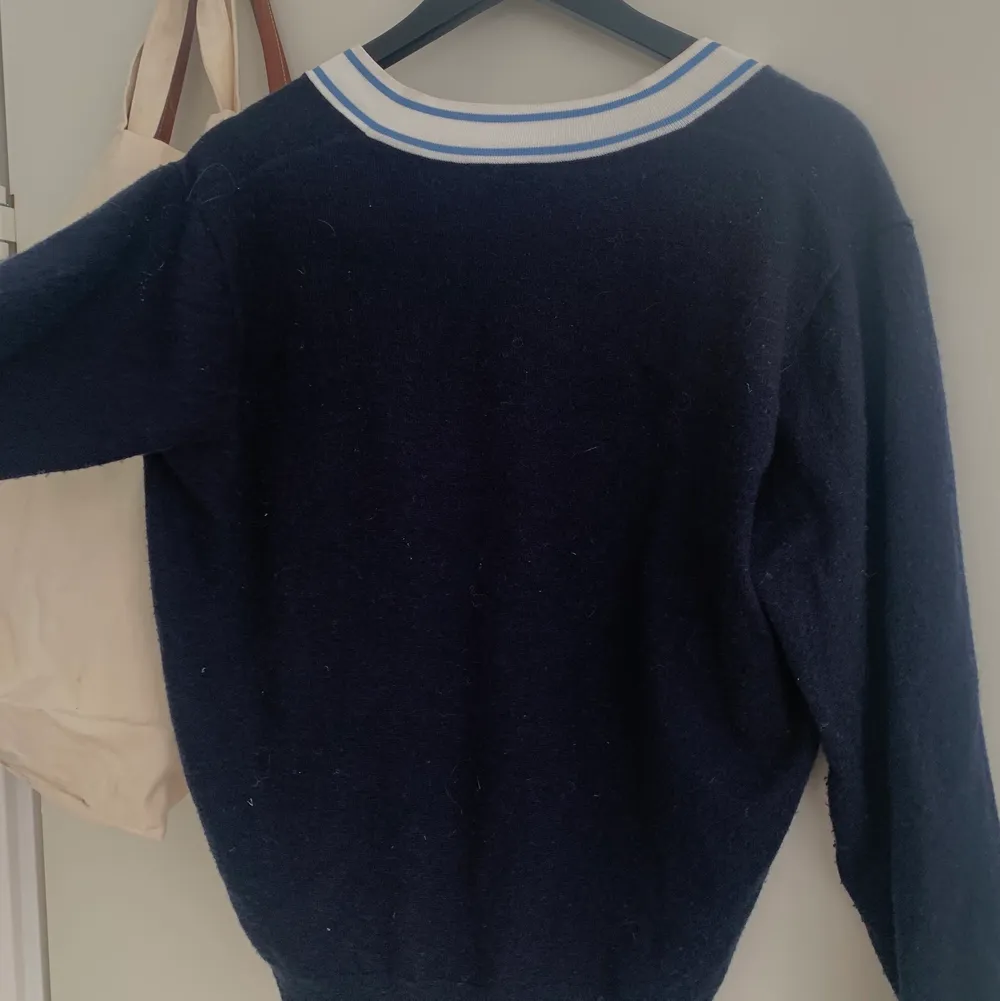 Marinblå, långärmad tröja i kashmire från Sandro. Köpt i somras för 2200kr på Sandros butik i NK. Storlek S/M. Tröjor & Koftor.