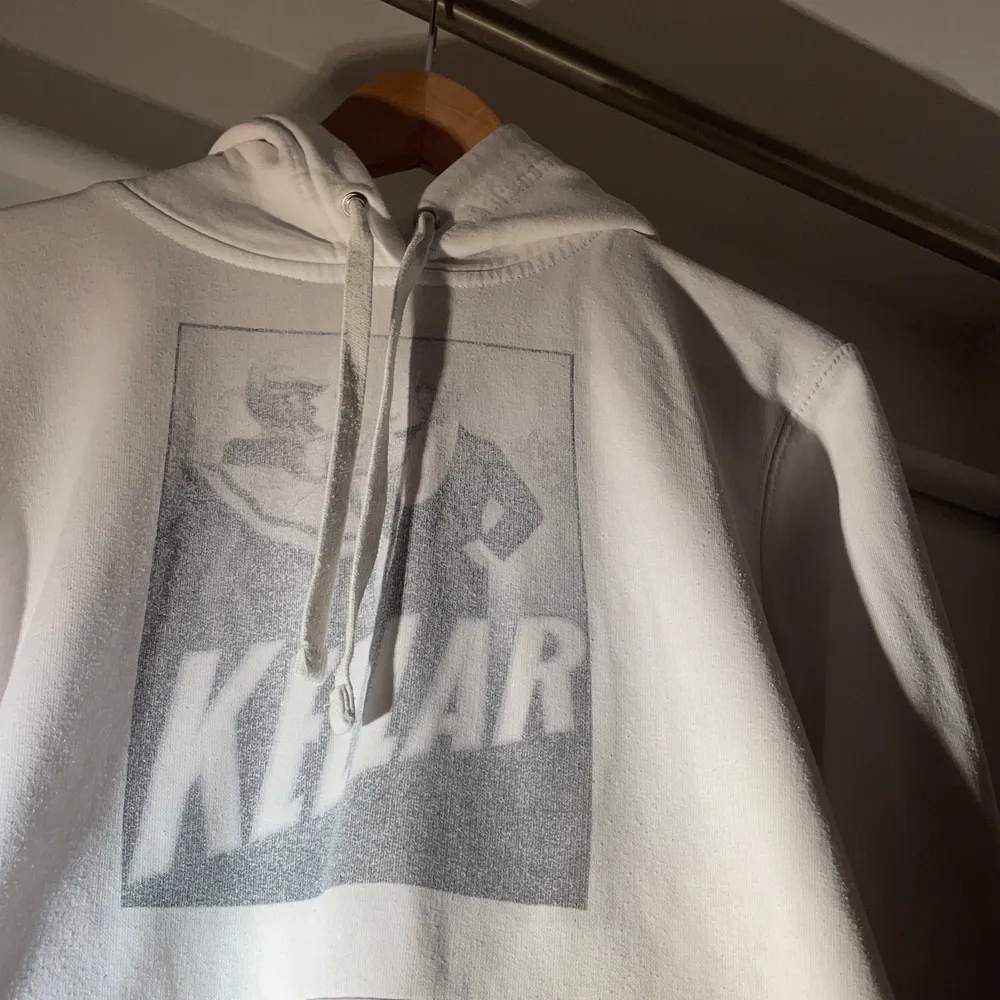 ”KELLAR” vit hoodie från thecoolephant i 10/10 skick. Nypris 650kr. Passar även XS. Hoodies.