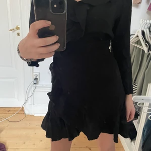 Svart klänning Storlek 36 - Supersöt klännng som är perfekt för sommar i Sverige, säljer då jag har nästan en likadan därav i nyskick. Köpt för 400 kronor på only