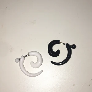 Fake töjningar  - Två st fake töjningar. Säljer pga har börjat töja öronen påriktigt och dessa är för små nu. Köpta för 30kr st, säljer båda för 40kr. Kan fraktas eller mötas i stockholm.