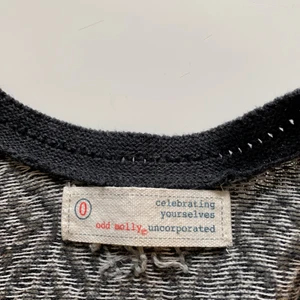 Odd Molly cardigan - Tunnstickad Odd Molly cardigan i fint skick,  storlek 0 säljes för 300 kr. Lätt utsvängd modell. Sparsamt använd, finns i rök- och djurfritt hem. 
