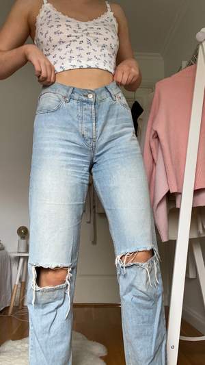 Sjukt snygga jeans från junkyard! Använda ca 5 gånger så de är i mycket bra skick. Midjan är lite lägre. Säljer för 300kr + frakt
