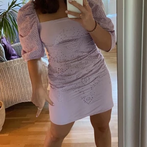 Ljuslila klänning H&M - En så så så fin klänning i ljuslila färg från H&M som endast är använd förra midsommar!! Strl S men passar nog M också då jag brukar ha S/M. Nypris 499 kr 💕