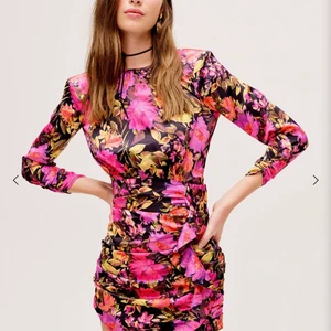 For love and Lemons XS - Säljer den pga den är för stor, helt ny och bara provat den en gång.