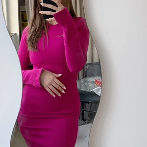 ZARA KLÄNNING  - Riktigt fin rosa klänning från Zara, aldrig använd då den inte riktigt är min stil💕💕 