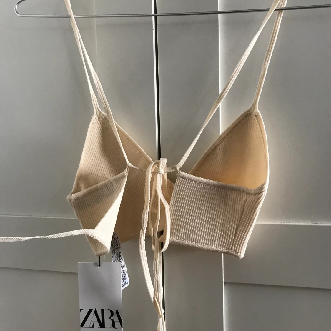 Stickad topp med axelband - 90