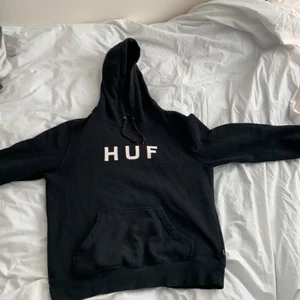 HUF Hoodie storlek M - Svart HUF hoodie storlek M sitter lite litet. Säljer för den e för liten för mig. Sparsamt använd inga hål men tvättad en del gånger