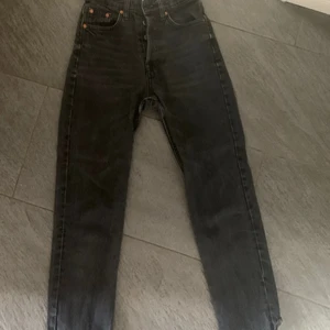 Zara jeans - Gråsvarta raka jeans från zara använda några gånger men som nya. 32/xs men är lite uttöjda så skulle säga att någon med 34/s också kan använda. Köparen står för frakt:)