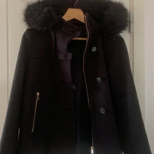 Svart kappa med päls  - Super fin kappa från Zara med päls (fake). Är i fint skick och säljer pga att den är för liten. Köparen står för frakten!