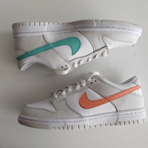 Nike Dunk Low GS Peach Aqua - Säljer Nike Dunk Low GS Peach Aqua. Storlek: EU40. Dem är helt nya och oanvända. Köparen står för frakten, eller upphämtning i Malmö. 🤗 Kom PM om det är något ni undrar!