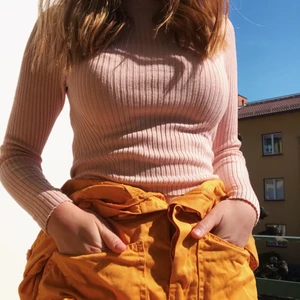 Ljusrosa ribbad stickad tröja - Ljusrosa ribbad stickad tröja i XS. Mycket bra skick 💓