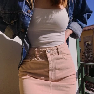 Rosa jeanskjol - Rosa jeanskjol i storlek 36 med fransdetalj. Använd fåtal gånger och i mycket bra skick 💓 Utropsbud: 200 kr