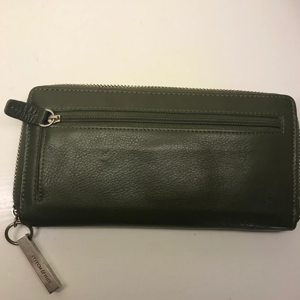 Plånbok i fin dov grön färg, läder. Använd mkt sällan! Från australiensiska märket Stitch and Hide. . Accessoarer.