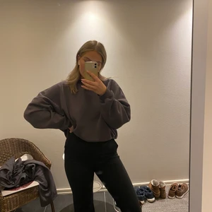 & other stories - Byxor från & other stories, storlek 40 men mer som 38. Jag är 172 cm och dom går lite över skon på mig