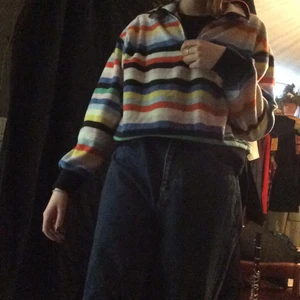 Snygg flis - Retro flis från monki. Har kort dragkedja fram. Den är både snygg öppen och stängd!! Storlek S. Den är overzised men samtidigt croppad så längden är typ perfekt💋