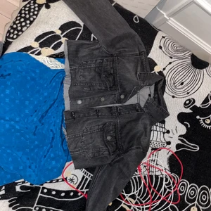 Croppad jeansjacka cheap monday - Står strl L i ryggen men skulle säga snarare S-M, xs för lite mer oversized. Jätte bra skick, knappt använd. 