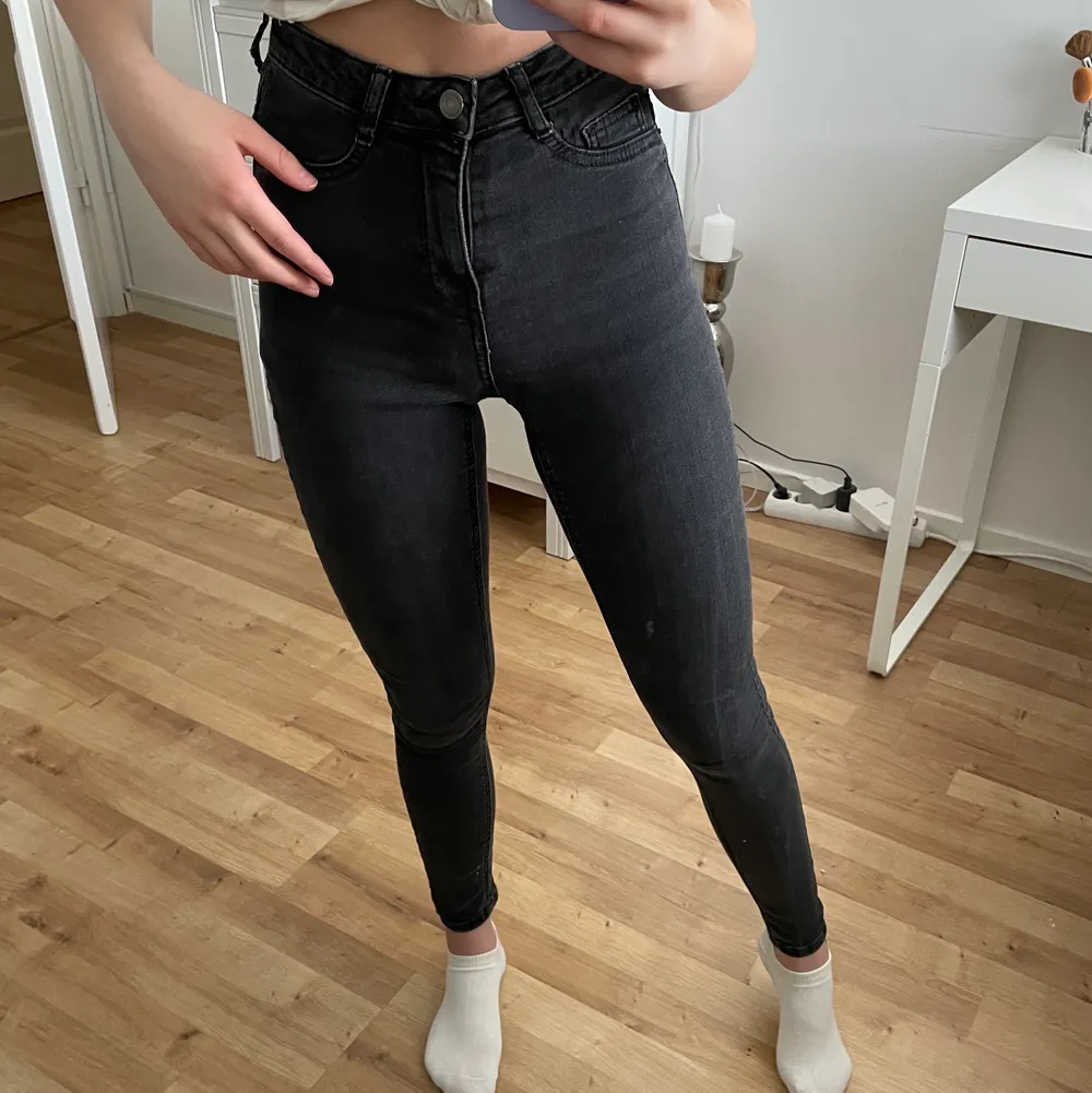 Gråa Molly high waist jeans ifrån Gina Tricot i storlek XS. Använt fåtal gånger. Köparen står för fraktkostnaden. (finns även beige, svart, två nyanser av blå + blå med hål till försäljning). Jeans & Byxor.