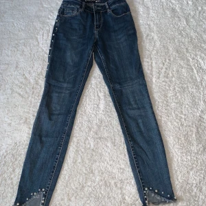 Jeans med pärlor  - Snygga jeans med pärlor på sidorna och längst ner! 