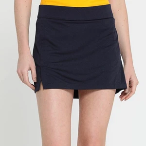 Golfkjol/Tenniskjol från J.Lindeberg - Golfkjol/tenniskjol från J.Lindeberg. Ursprungspris: 600kr. Storlek S. Knappt använd och säljer pga för liten. I fint skick och kan använda både för padel, tennis och golf. Säljer för 350kr men om flera är intresserad så sker budgivning 