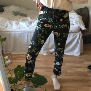 Blommiga kostymbyxor från H&M - Super coola blommiga kostymbyxor från H&M🌼🌺🌸. Midwaisted med dragkedja på sidan.