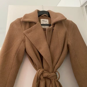 Kappa - Ursnygg kappa ifrån ONLY i storlek S, sitter snyggt och väldigt stilren. Säljer pga att jag har en liknande och behöver inte två likadana 🥰🥰  Buda från 150kr 