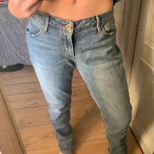 Säljer ett par GALET SNYGGA raka lågmidjade, baggy Levis jeans. Jag köpte de på Sellpy men tyvärr var de lite stora på mig i midjan men är bra i längden (jag är 162)! Storleken är 14/32 och om det är många intresserade blir det budgivning!💗💗