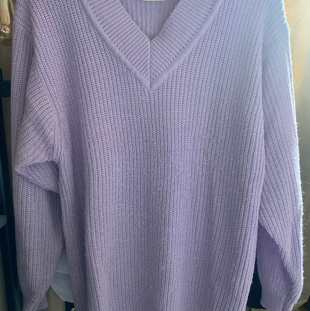 V-ringad stickad tröja i en pastellig lila färg! Superfin men har inte använts på länge.. Stickat.