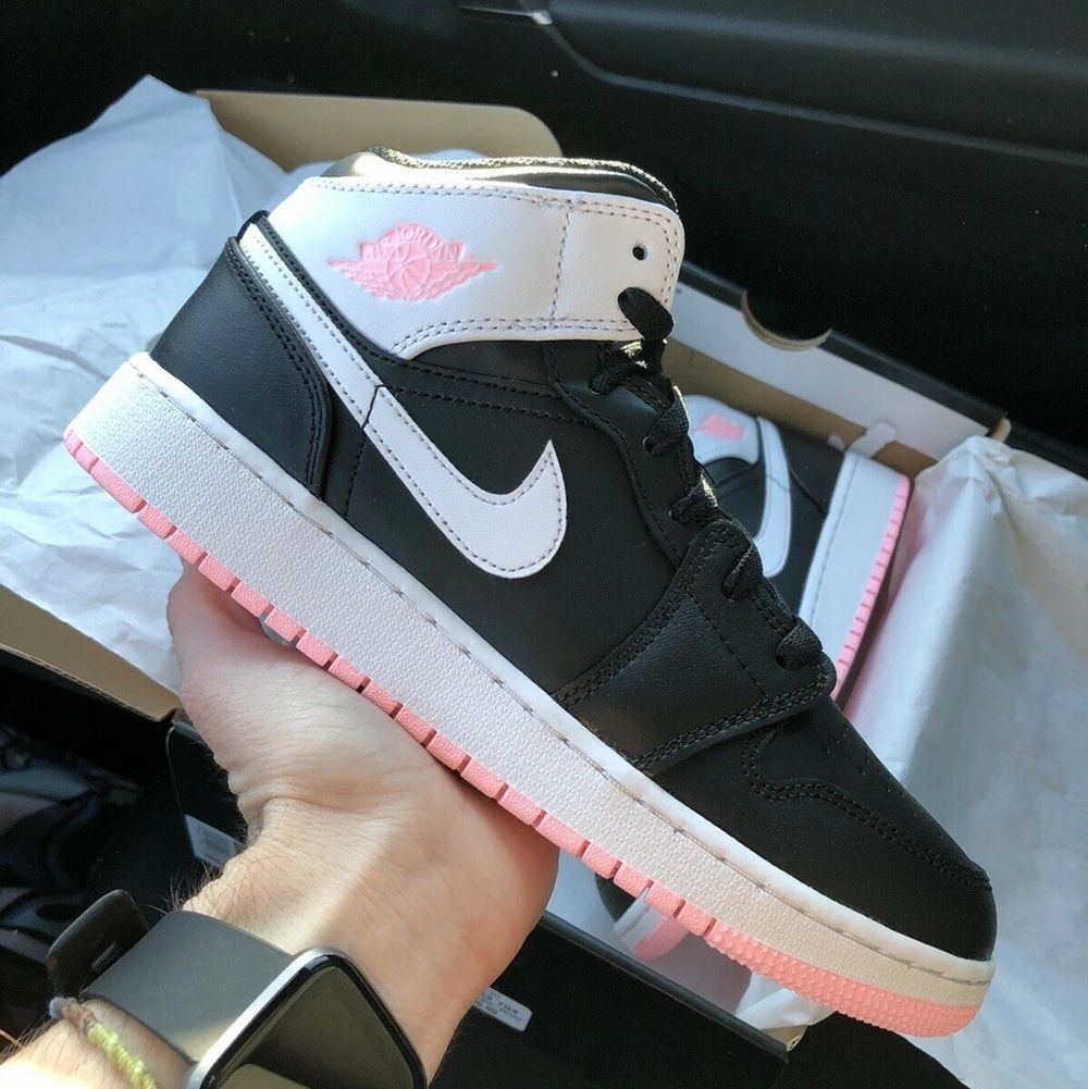 Säljer dessa snygga Jordan 1 mid arctic punch black. Dessa skor är självklart äkta och kvitto finns. Dessa skor finns i storlek 38,5. Dessa skor är oanvända och i ny skick. Priset på dessa skor är endast 1500kr. Frakt tillkommer.. Skor.