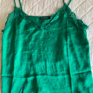 Grön top  - Silkes topp men spätts 
