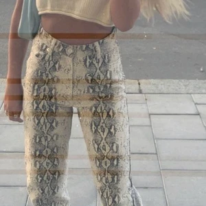 Ormbyxor - OBS lånande bilder!! Säljer mina as Najs ormbyxor i storlek 34 från zara. I väldigt bra skick och endast använt fåtal gånger. Köparen står för frakten och priset går att diskutera 🥰🥰