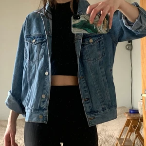 Ljusblå jeansjacka - En ljusblå jeansjacka från missguided, perfekt till våren!🌸frakt inkluderat☺️