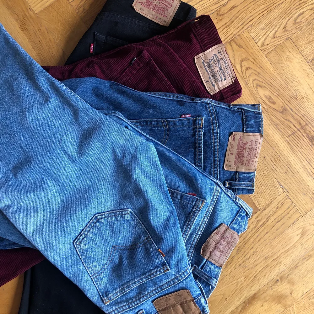 Stor garderobrensning och några av mina levis letar nytt hem. Det är jeans i lite olika storlekar men allt mellan 36-40 eller S-M. Modeller som 501, 505, 521, 550. Hör av er vid intresse så skickar jag mer bilder😊🙌🏼. Jeans & Byxor.