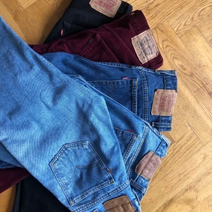 Vintage levis jeans  - Stor garderobrensning och några av mina levis letar nytt hem. Det är jeans i lite olika storlekar men allt mellan 36-40 eller S-M. Modeller som 501, 505, 521, 550. Hör av er vid intresse så skickar jag mer bilder😊🙌🏼