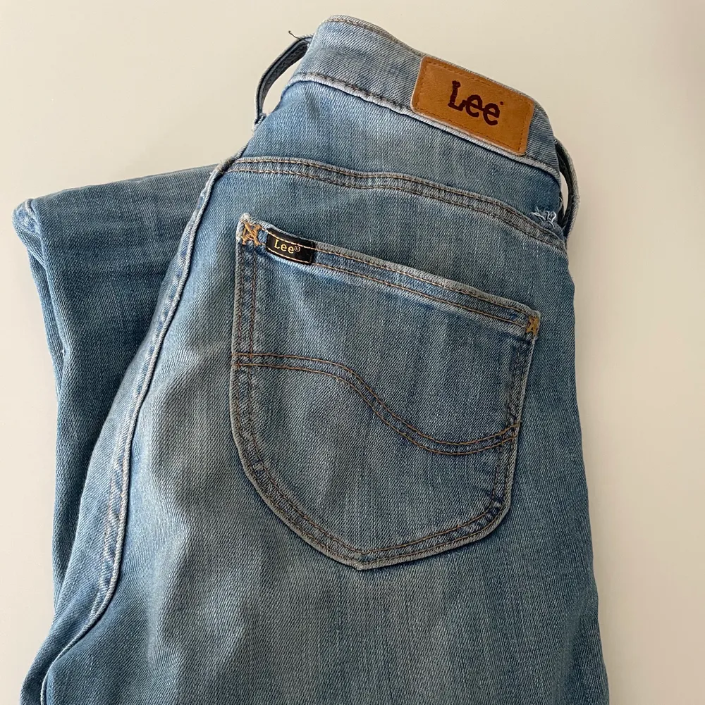 Snygga ljusblå skinny jeans från Lee 💕💖 två av hankarna på sidan där skärpet sitter är trasiga, men de kan enkelt sys på igen.. Jeans & Byxor.