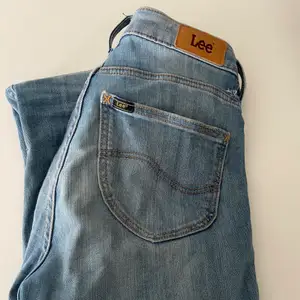 Snygga ljusblå skinny jeans från Lee 💕💖 två av hankarna på sidan där skärpet sitter är trasiga, men de kan enkelt sys på igen.