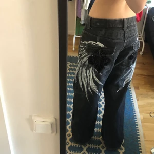 Byxor - Dom är rätt stora i midjan men man kan ha bälte eller knäppa knappen genom byxan så som jag gjort!! 