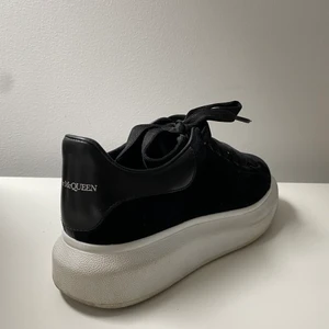 Alexander mcqueen skor - Säljer mina Alexander mcqueen skor. de är i väldigt bra skick, i princip bara använda ett fåtal gånger. De är köpa på mytheresa och finns kvitton, dustbag, låda etc. Säljer pga dålig användning.