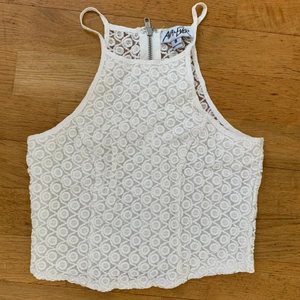  Jättefin Croptop - Vit jättefin sommar croptop som jag tyvärr inte kan ha längre men otroligt fin på till ett par kostymbyxor eller långkjol. Dragkedja bak. Den sitter rätt tight och passar någon med mindre byst. Str 8 alltså S/M men jag skulle säga att det är mer xs/s. Köpt i USA, märke AVA&EVER. 