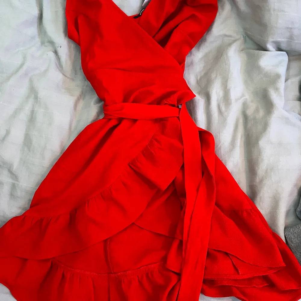 din röd klänning med volanger från gina tricot som sälj då den aldrig kommer till användning 💕 lappen är kvar! Superfin som festklänning eller bara för fina tillfällen🕺🏼🕺🏼. Klänningar.