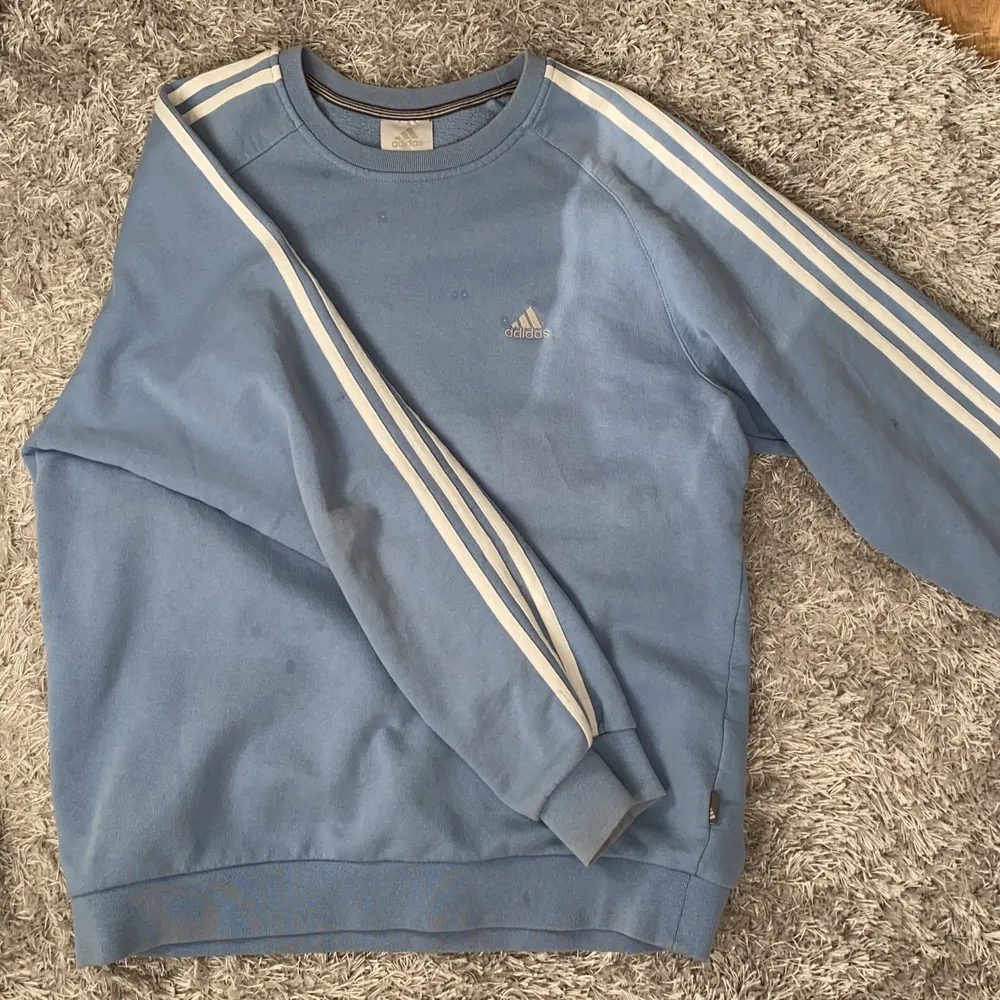 Overzized Sweatshirt från Adidas. Köpt vintage men i väldigt fint skick. . Tröjor & Koftor.