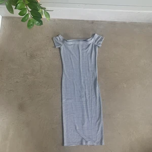 Klänning  - Superfin figurnära klänning med fantastiskt passform! Från Bershka i storlek M. (Blå,vit)