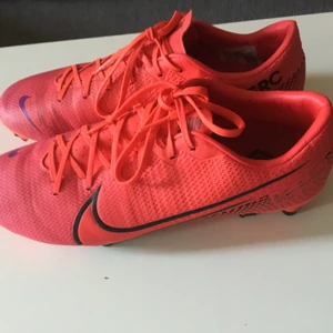 Fotbollsskor storlek 40 passar som storlek 39 med fotbollsstrumpor.  - Använt de till 3 matcher innan jag slutade.  Riktigt fina och sitter alldeles utmärkt. PRISET KAN DISKUTERAS