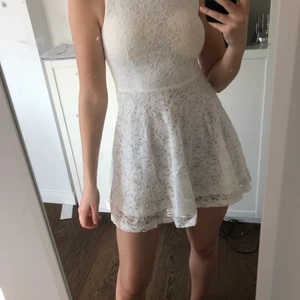 Vit klänning  - Jättefin vit klänning, perfekt som studentklänning eller bara en fin sommarklänning😍 inbyggd bh